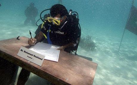 马尔代夫举行水下内阁会议