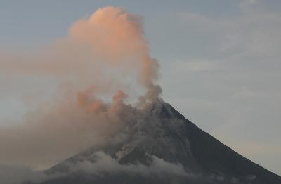 Mayon volcano spews in Legazpi city,the Philippines