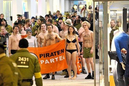 德国海盗党“裸聚”抗议“裸检”