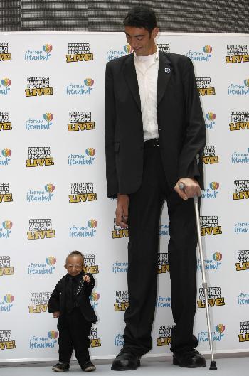 World's shortest man meets world's tallest man
