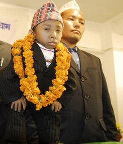 尼泊尔男子挑战世界最矮纪录