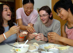 老外游中国：英语课换免费食宿