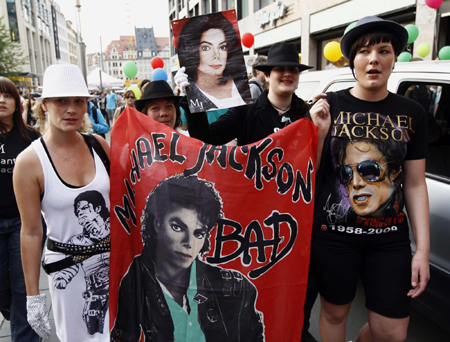 Fans pay tribute to MJ on death anniversary