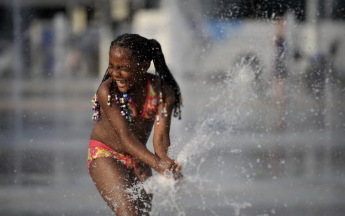 Fountain fun under high temperatures