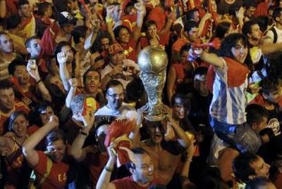 西班牙首夺世界杯冠军 举国欢庆