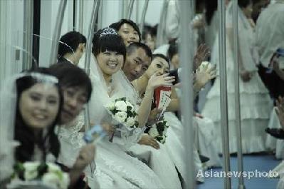 Couples say ‘I do’ in subway wedding