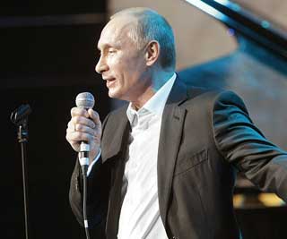 Putin sings at charity event<BR>普京慈善活动大秀歌艺