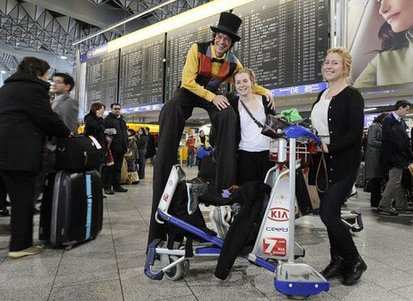 德机场航班取消 小丑安抚乘客