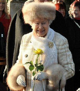 英女王戴狐皮帽被指“太残忍”