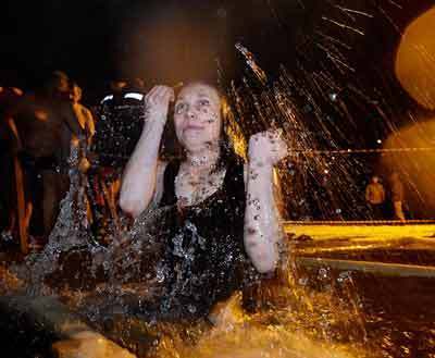 俄罗斯人冰水沐浴庆祝主显节