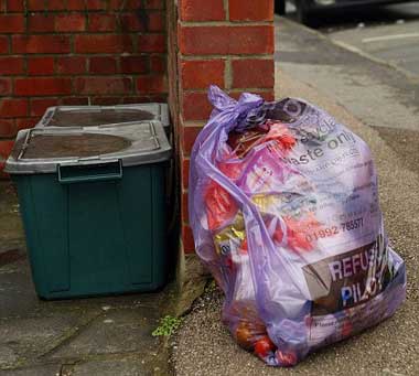 英国：每年每户限扔80袋垃圾