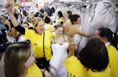 新娘也疯狂 美婚纱促销掀起抢购热潮