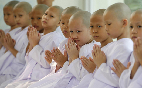 Novice Thai nuns