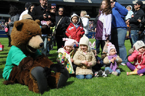 Easter bear brings candy for kids