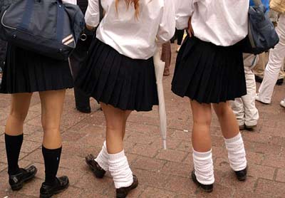 英某高中禁止女生穿裙子和紧身裤