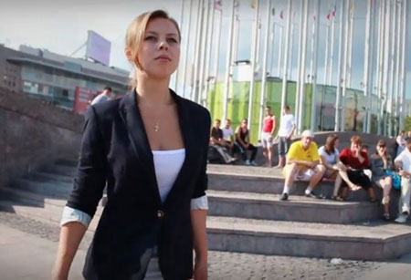俄发起女孩脱衣运动为普京大选造势