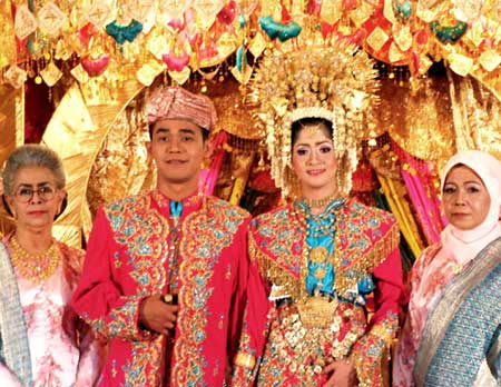 新郎竟是女儿身 印尼险些上演“同性婚礼”