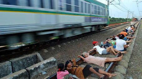 印尼：没钱看病就去卧轨