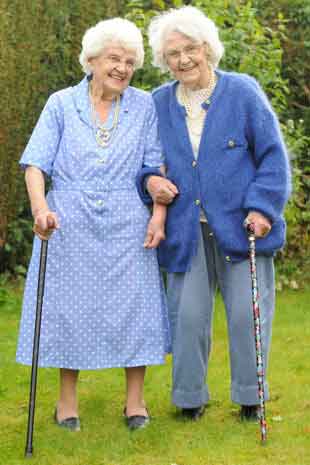 世界最老双胞胎过102岁生日