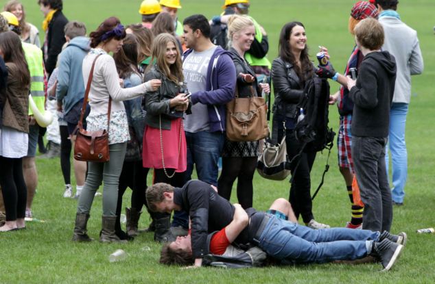 剑桥学生纵酒狂欢遭批 女生用避孕套喝酒