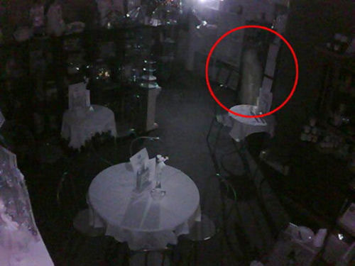 英茶馆监视器拍到透明鬼魂 可分辨轮廓