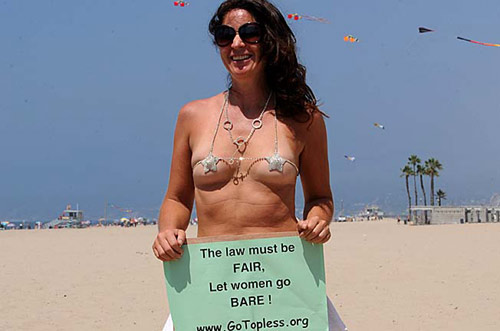 纽约女性裸胸游行 抗议男女裸胸权不平等