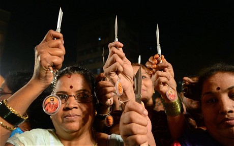 印度为妇女派发刀和辣椒粉 防强奸犯