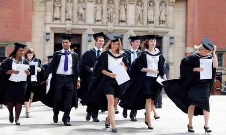 英国大学男生比例走低 或成“弱势群体”