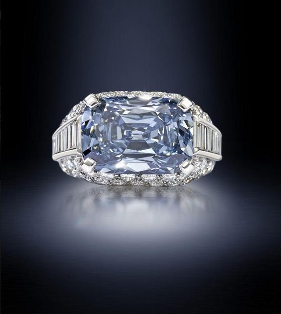 稀世蓝钻以960万美元拍卖价刷新世界纪录