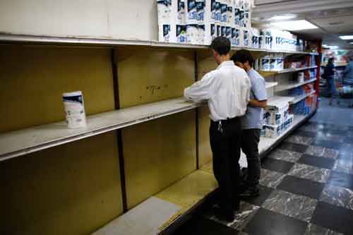 委内瑞拉卫生纸稀缺 形成抢购狂潮