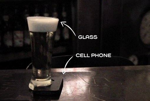 巴西酒吧推出“离线酒杯” 用手机当杯垫