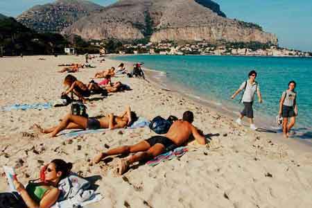 意大利海滩小镇禁穿比基尼 最高罚款500欧元