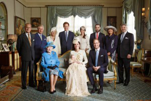 乔治王子洗礼：罕见英国皇室全家福