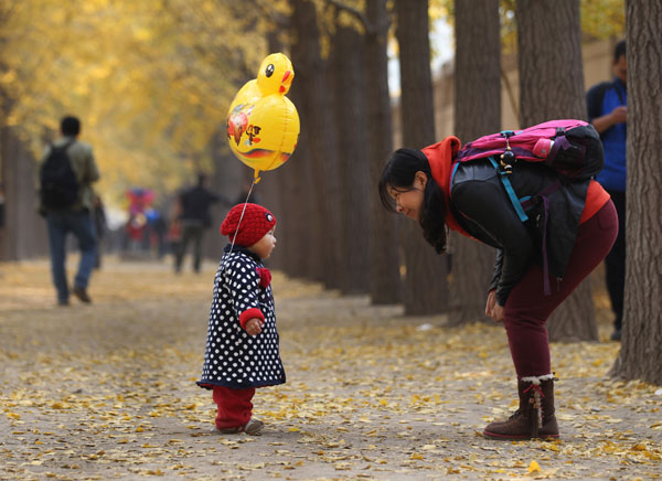 聚焦秋色：小女孩手拿“小黄鸭”气球