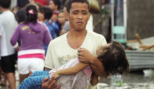 菲律宾超级台风酿惨剧 女儿哀求妈妈放手