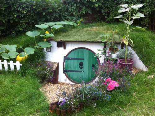 英男子在自家后院建造现实版“霍比特人洞”