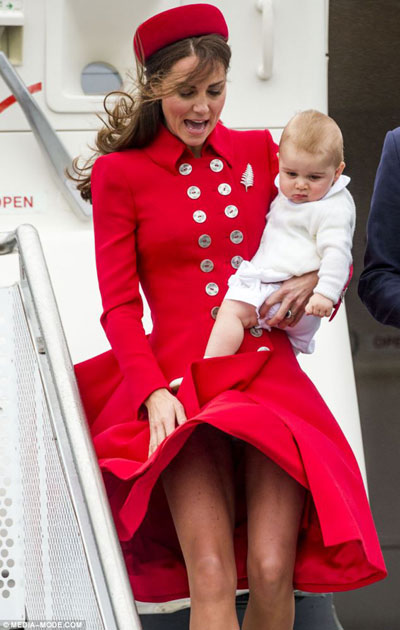 凯特王妃抵达新西兰 风吹裙飞秀大腿