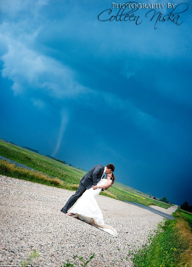 极致浪漫：新人顶着龙卷风拍婚纱照（组图）
