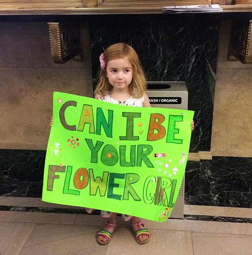 四岁可爱小女孩市政厅亮招牌求当花童（组图）