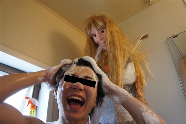 日本男子把淋浴头改装成“女朋友”（组图）