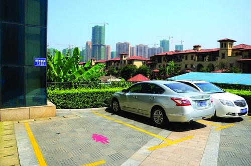 女士特权：中国商场推出女用加宽型停车位