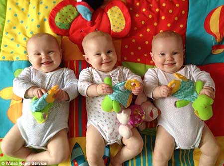 同卵三胞胎难分辨 父母涂指甲油区分