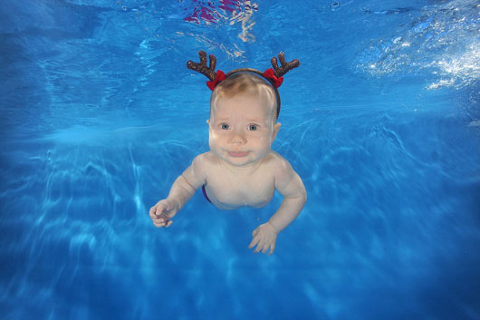 圣诞宝宝水下游泳照[1]