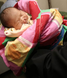“唇裂男婴遭父母遗弃”的故事经中国日报网站报道以来，引起社会各界的广泛关注。