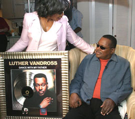 他是四届格莱美奖得主，是R&B音乐教父级人物；他拥有超过两千万张的唱片销售记录，被他魔力嗓音所征服的听众数以亿计；他就是Luther Vandross，在2004年的格莱美奖上以一曲“Dance With My Father”感动无数乐迷。