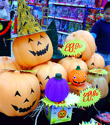 Halloween pumpkins are on sale at a store in Shanghai on October 23, 2006. Halloween, a festival in Europe and North America and celebrated on the night of October 31, is becoming increasingly popular in China.