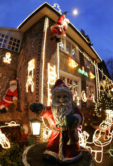 A house decorated with Christmas lights is pictured in the northern German town of Hamburg December 18, 2006.