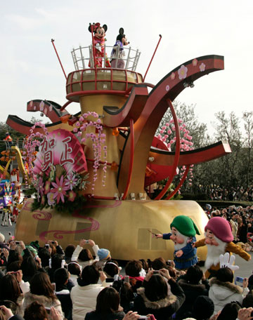 Disney characters Mickey (top R) and Minnie Mouse (top L), dressed in kimonos, perform atop a float during New Year celebrations at Tokyo Disneyland in Urayasu, east of Tokyo, January 1, 2007. 