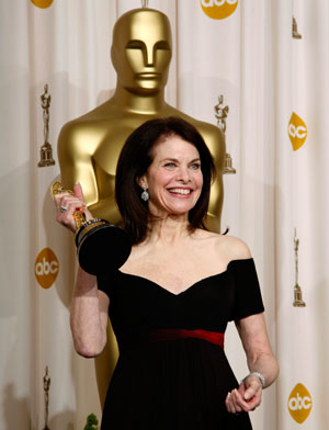Sherry Lansing holds her Jean Hersholt Humanitarian Award backstage at the 79th Annual Academy Awards in Hollywood, California, February 25, 2007.