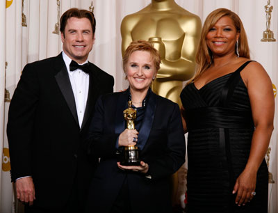 Melissa Etheridge (C) poses with her Oscar for Best Original Song for 